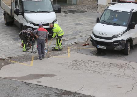 POSTAVLANJE NOVIH STEBRIČKOV PRED KD 02 FOTO LJUBO VUKELIČ